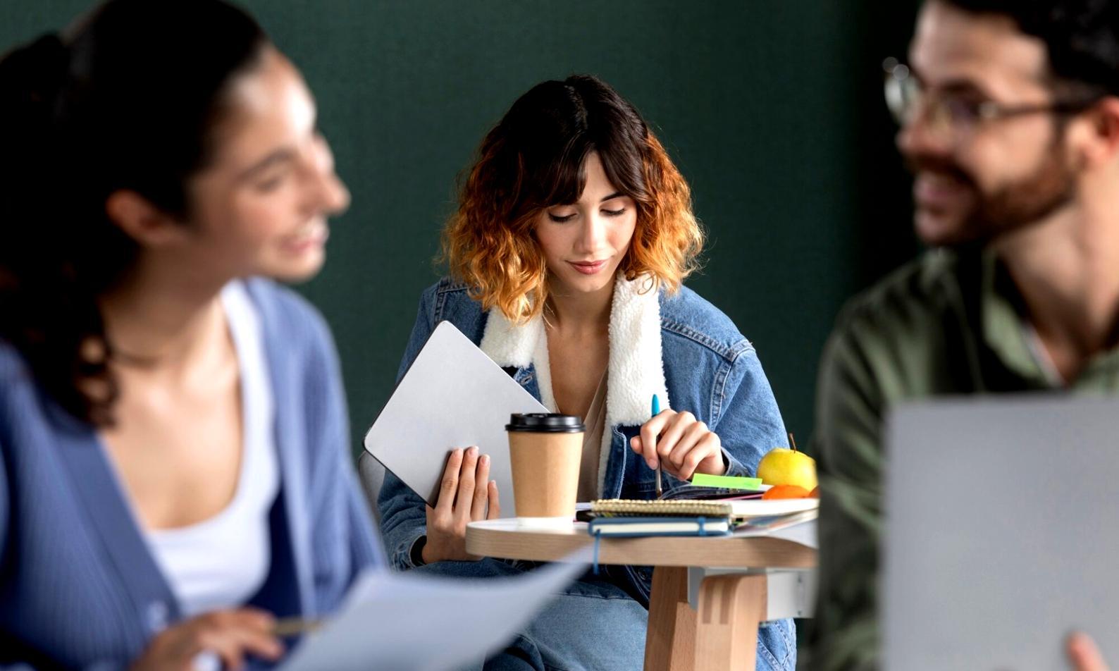 Budgetplanung Arbeitsmaterialien auf einem Schreibtisch